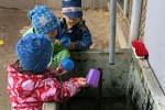 Kinder am Brunnen