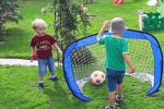 Kinder beim Fussball spielen