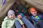 Kinder im Zelt